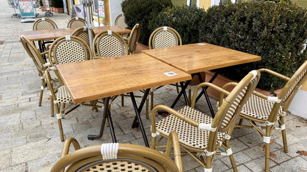 Leere Stühle in einem Straßencafé in Dingolfing