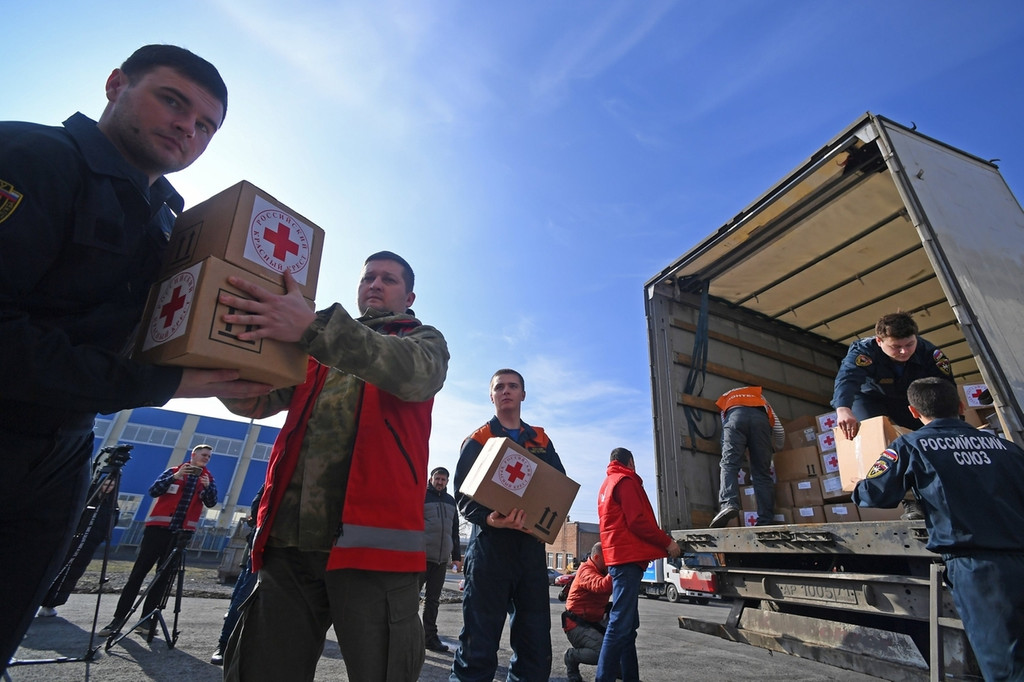 22.02.2022, Russland, Rostov-On-Don: Freiwillige organisieren das Laden von humanitärer Hilfe für Evakuierte aus den Volksrepubliken Donezk und Lugansk an der Staatlichen Technischen Universität Donskoj. Foto: Maksim Bogodvid/Sputnik/dpa +++ dpa-Bildfunk +++