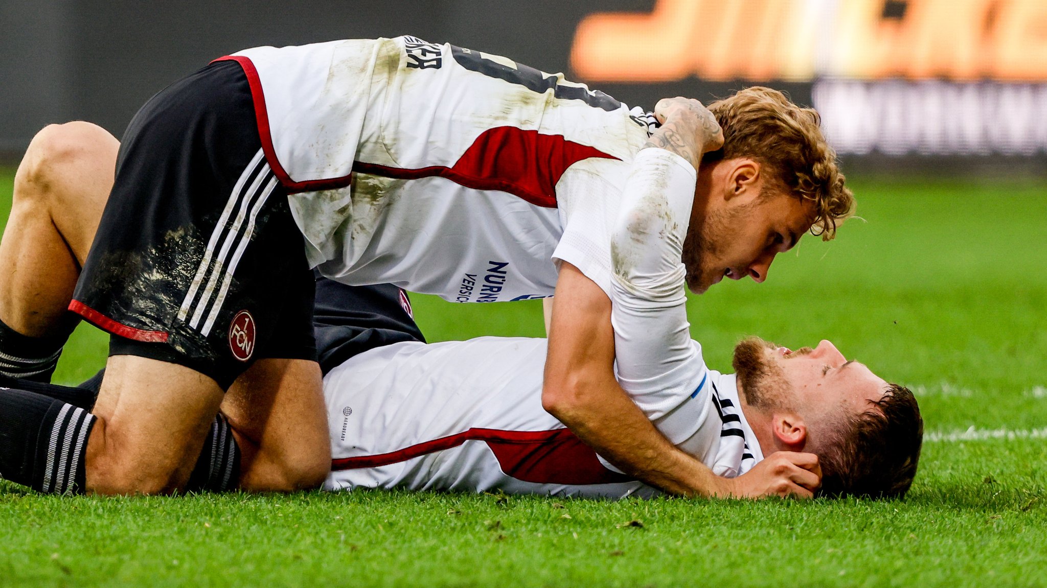 Tim Handwerker (oben) und Jannes-Kilian Horn vom 1. FC Nürnberg