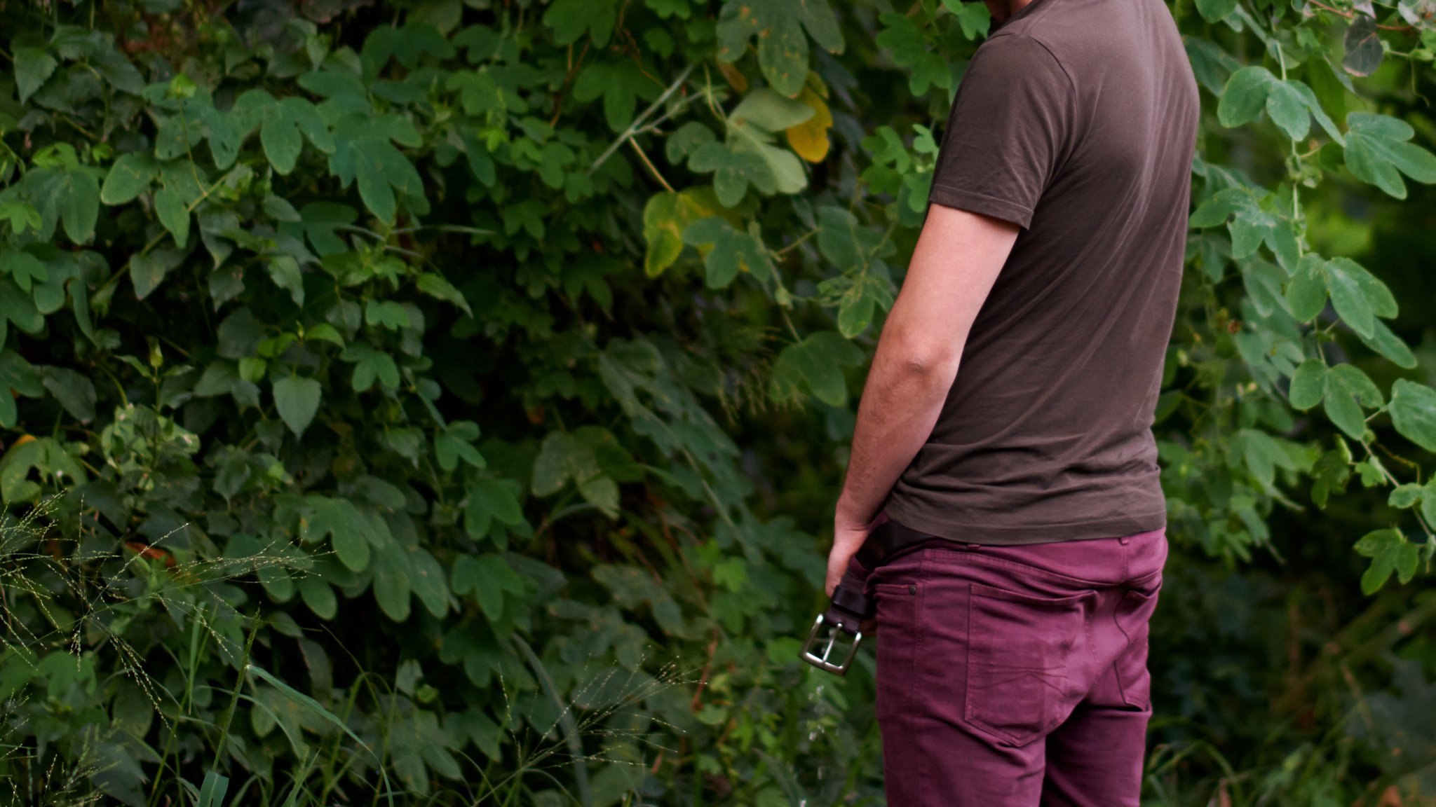 Symbolbild: Mann, der im Feien uriniert 