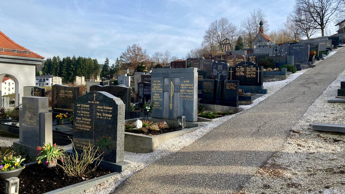 Der steile Weg im Friedhof der Bayerwald-Gemeinde Teisnach
