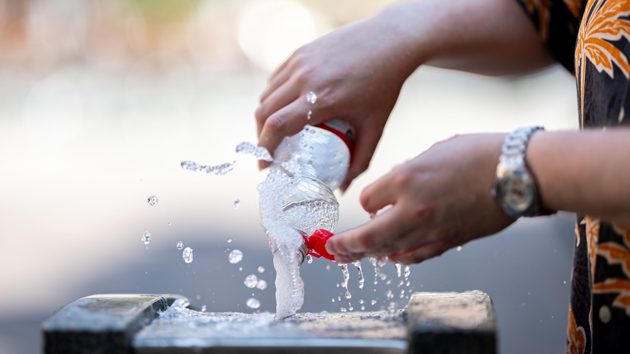 Ein Mann füllt an einem Trinkwasserbrunnen in Nürnberg eine Flasche auf. | Bild: dpa-Bildfunk/Daniel Karmann Ein Mann füllt an einem Trinkwasserbrunnen in Nürnberg eine Flasche auf.