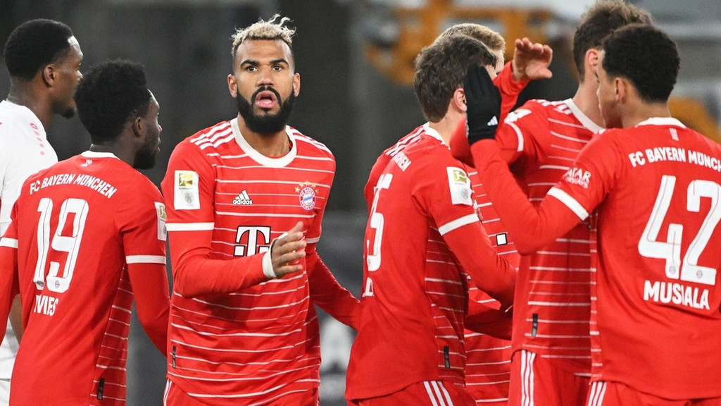 04.03.2023, Baden-Württemberg, Stuttgart: Fußball: Bundesliga, VfB Stuttgart - Bayern München, 23. Spieltag, in der Mercedes-Benz-Arena. Münchens Eric Maxim Choupo-Moting (3.v.l) jubelt mit seinen Teamkollegen über sein Tor zum 0:2. Foto: Marijan Murat/dpa - WICHTIGER HINWEIS: Gemäß den Vorgaben der DFL Deutsche Fußball Liga bzw. des DFB Deutscher Fußball-Bund ist es untersagt, in dem Stadion und/oder vom Spiel angefertigte Fotoaufnahmen in Form von Sequenzbildern und/oder videoähnlichen Fotostrecken zu verwerten bzw. verwerten zu lassen. +++ dpa-Bildfunk +++ | Bild: dpa-Bildfunk/Marijan Murat 04.03.2023, Baden-Württemberg, Stuttgart: Fußball: Bundesliga, VfB Stuttgart - Bayern München, 23. Spieltag, in der Mercedes-Benz-Arena. Münchens Eric Maxim Choupo-Moting (3.v.l) jubelt mit seinen Teamkollegen über sein Tor zum 0:2. Foto: Marijan Murat/dpa - WICHTIGER HINWEIS: Gemäß den Vorgaben der DFL Deutsche Fußball Liga bzw. des DFB Deutscher Fußball-Bund ist es untersagt, in dem Stadion und/oder vom Spiel angefertigte Fotoaufnahmen in Form von Sequenzbildern und/oder videoähnlichen Fotostrecken zu verwerten bzw. verwerten zu lassen. +++ dpa-Bildfunk +++