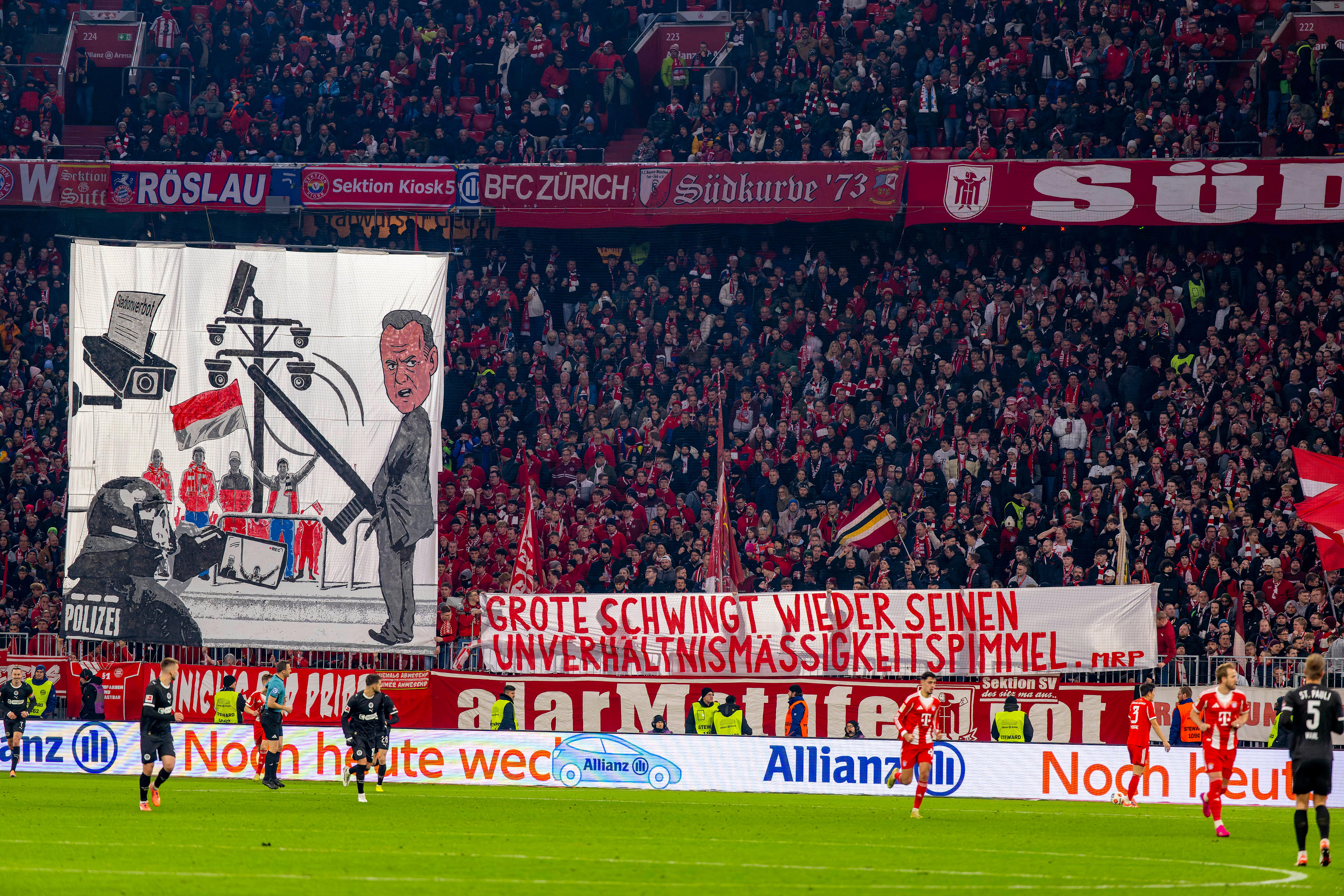 In der "Allianz-Arena" in München haben Fans beim Fußball-Bundesligaspiel FC Bayern München - FC St. Pauli Ende November mit einem großen Schmähplakat gegen Hamburgs Innensenator Andy Grote und die angekündigten strikteren Sicherheitsmaßnahmen in Stadien demonstriert.