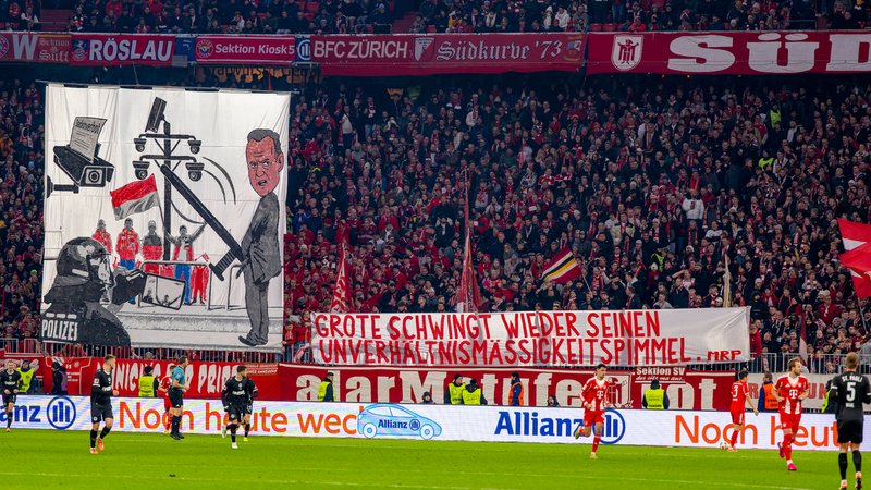 In der "Allianz-Arena" in München haben Fans beim Fußball-Bundesligaspiel FC Bayern München - FC St. Pauli Ende November mit einem großen Schmähplakat gegen Hamburgs Innensenator Andy Grote und die angekündigten strikteren Sicherheitsmaßnahmen in Stadien demonstriert. | Bild: picture alliance / M.i.S. | Bernd Feil In der "Allianz-Arena" in München haben Fans beim Fußball-Bundesligaspiel FC Bayern München - FC St. Pauli Ende November mit einem großen Schmähplakat gegen Hamburgs Innensenator Andy Grote und die angekündigten strikteren Sicherheitsmaßnahmen in Stadien demonstriert.