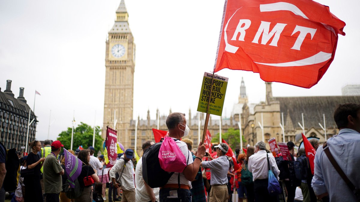 Massenprotest gegen steigende Lebenshaltungskosten in London