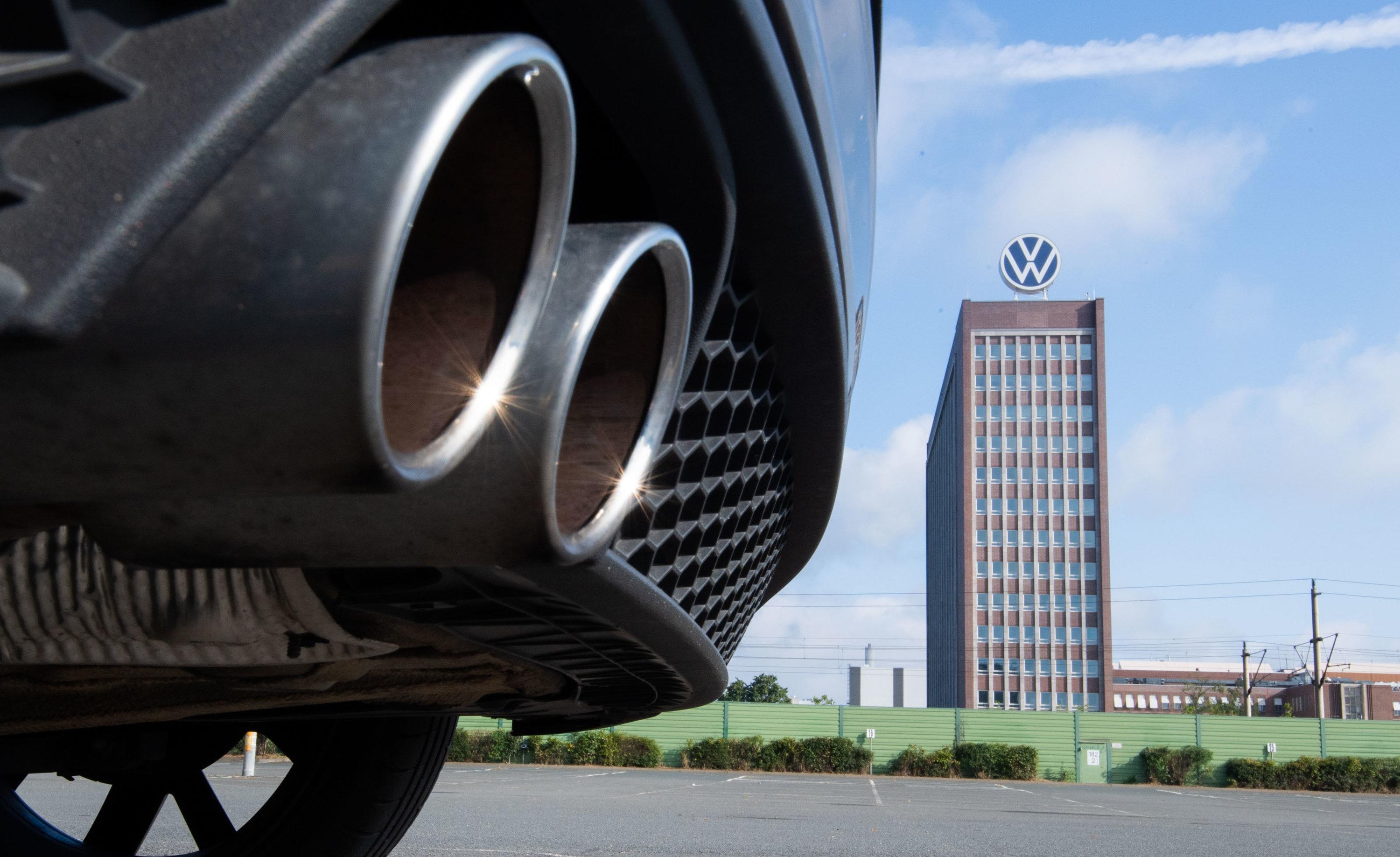 Auspuffrohr vor dem Wolfsburger VW-Hochhaus