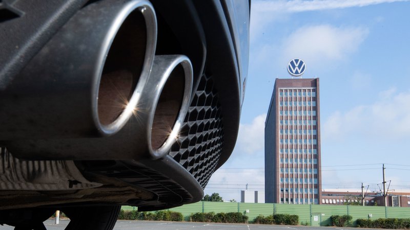Auspuffrohr vor dem Wolfsburger VW-Hochhaus | Bild: dpa-Bildfunk/Julian Stratenschulte Auspuffrohr vor dem Wolfsburger VW-Hochhaus