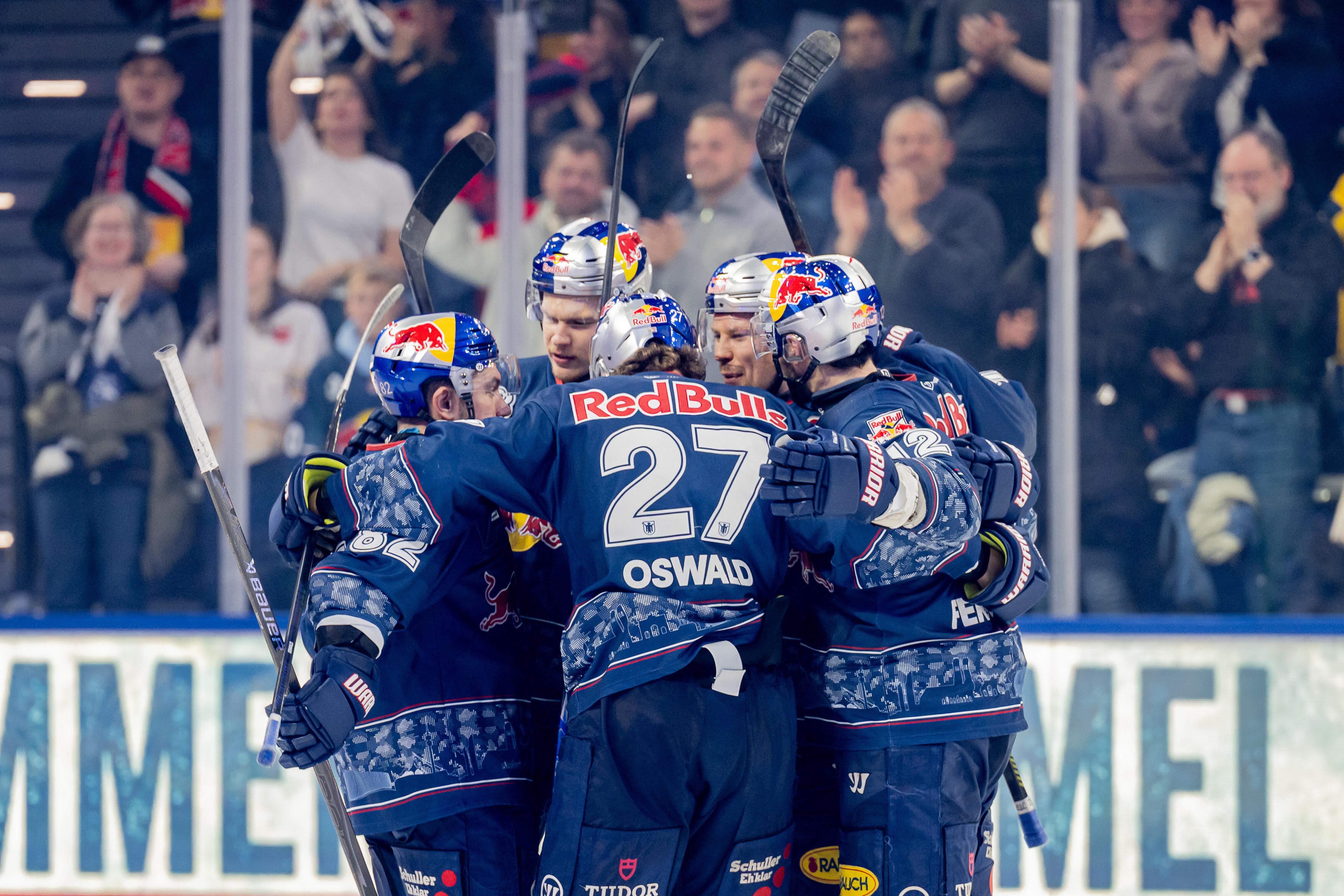 EHC München jubelt nach einem Treffer gegen Adler Mannheim