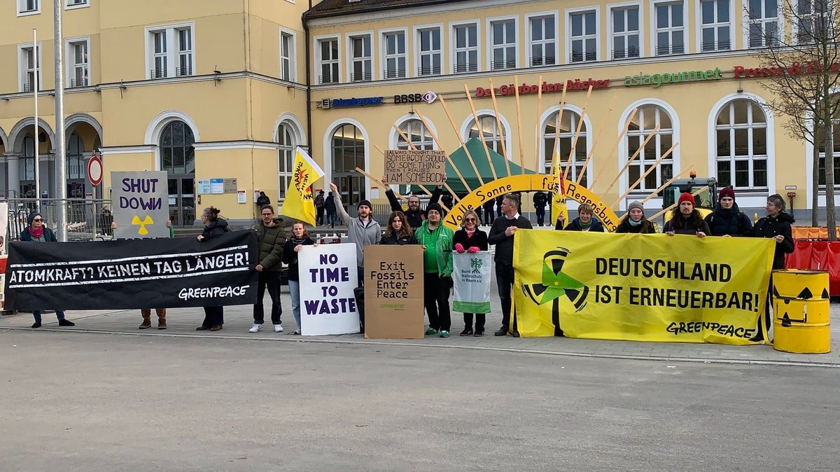 Mahnwache am Hauptbahnhof Regensburg