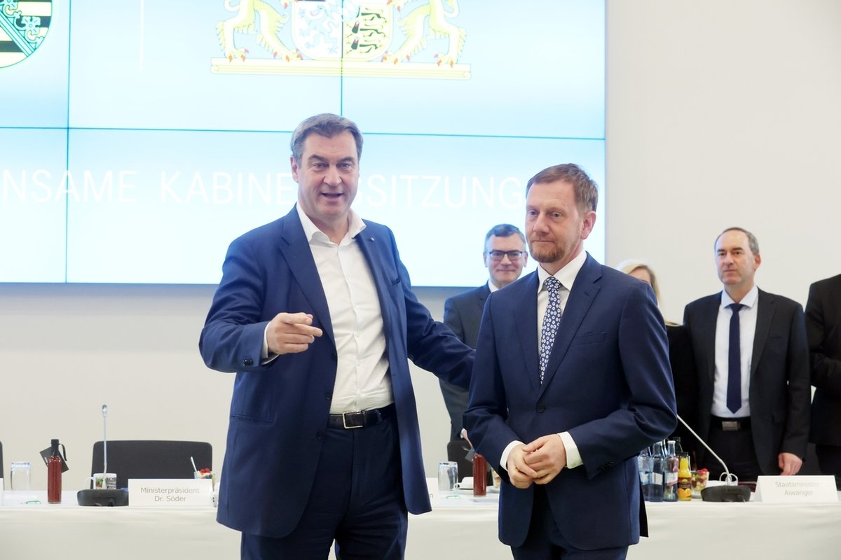 Markus Söder (l, CSU), Ministerpräsident von Bayern, und Michael Kretschmer (CDU), Ministerpräsident von Sachsen, sprechen zusammen vor einer gemeinsamen Kabinettssitzung von Bayern und Sachsen im Landratsamt.