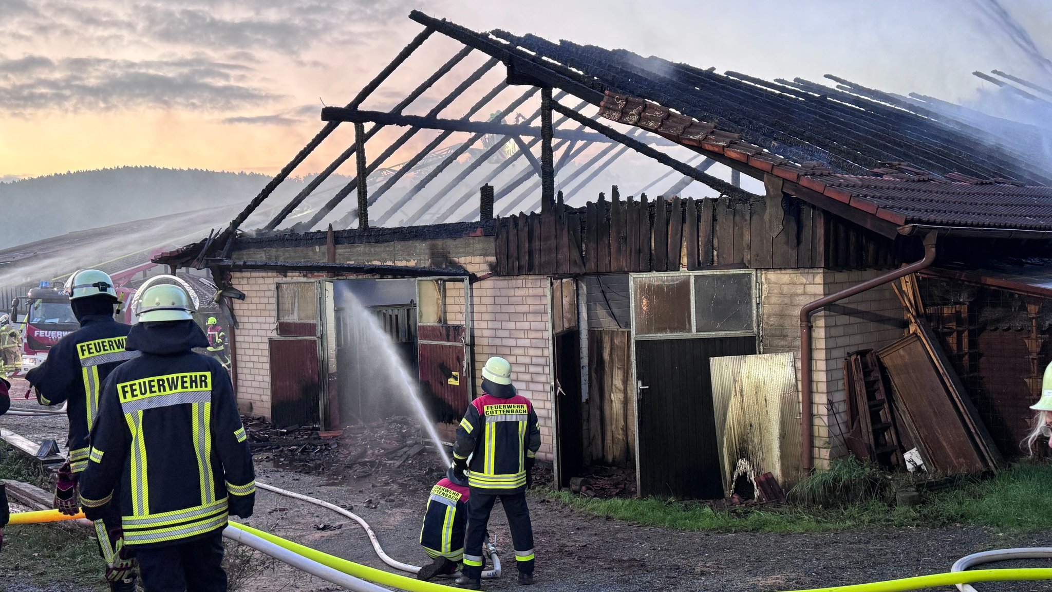 Einsatzkräfte der Feuerwehr bei Löscharbeiten in Cottendorf