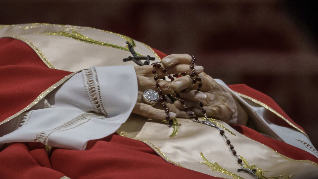 Der emeritierte Papst Benedikt XVI. aufgebahrt im Petersdom.