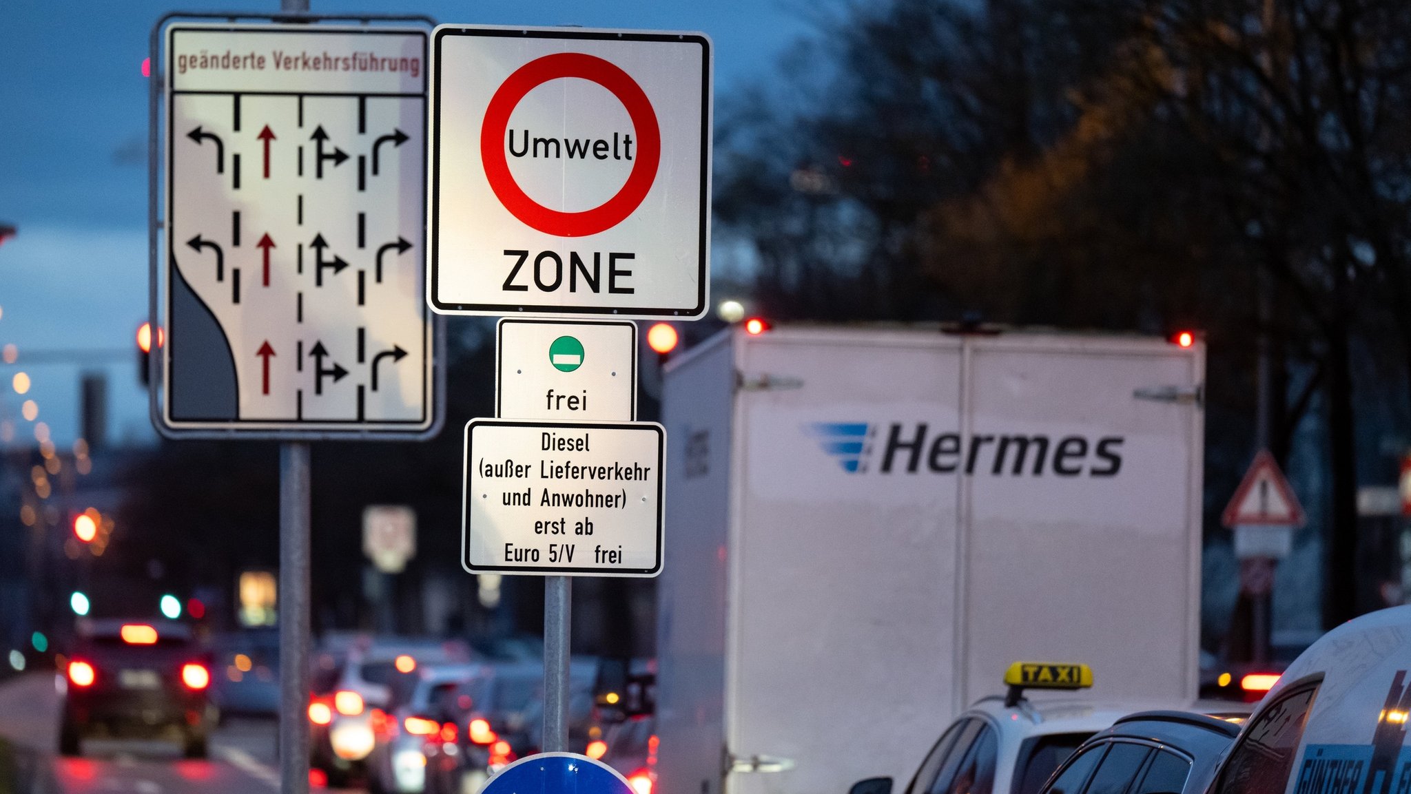 Beschilderung für die erweiterte Umweltzone in München.