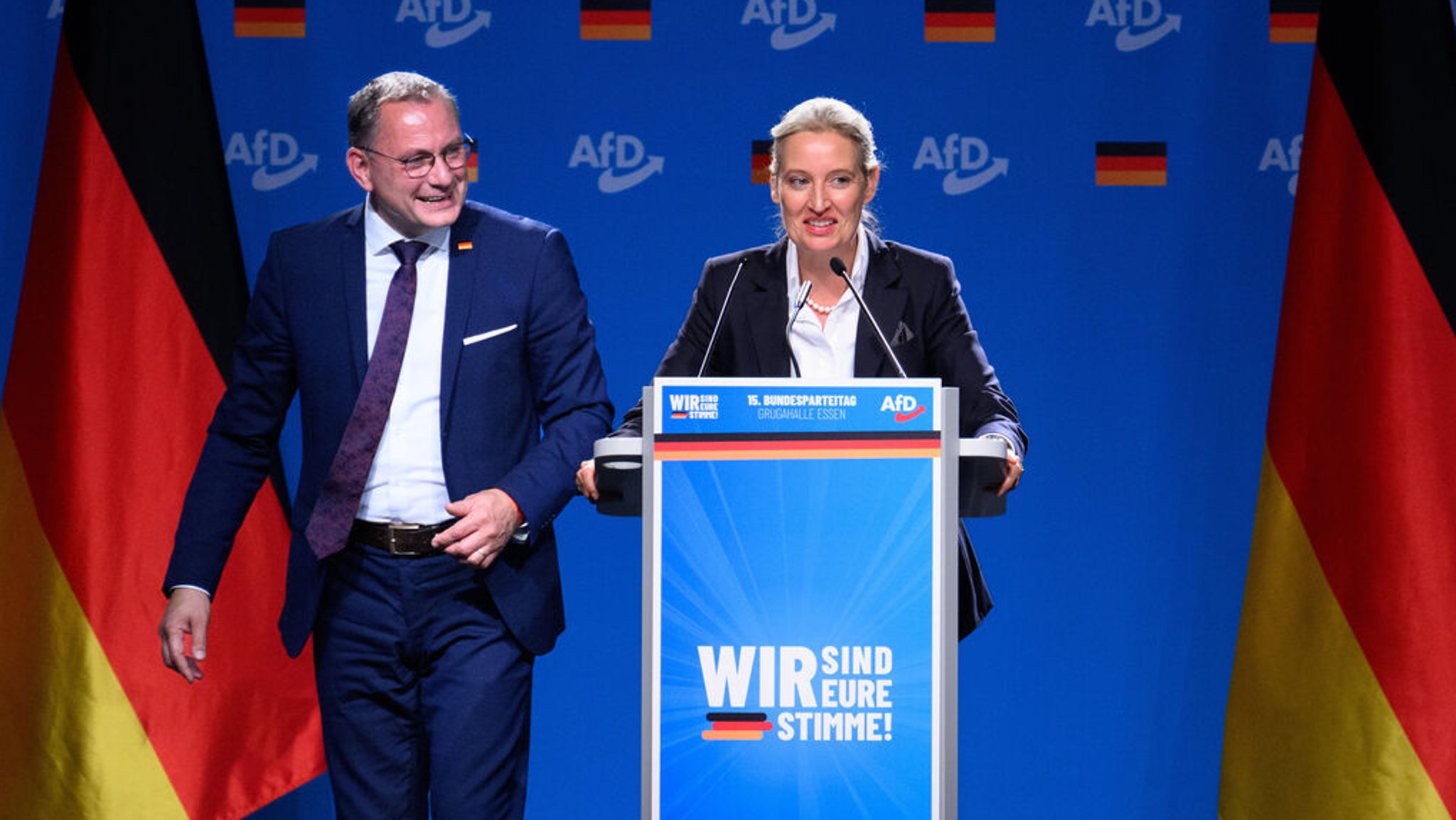 30.06.2024, Nordrhein-Westfalen, Essen: Tino Chrupalla, Bundesvorsitzender der AfD, und Alice Weidel, Bundesvorsitzende der AfD, stehen zum Abschluss beim Bundesparteitag der AfD in der Grugahalle in Essen auf der Bühne. Die AfD hat bei dem zweitägigen Parteitag unter anderem den Bundesvorstand neu gewählt und die bisherige Parteivorsitzenden bestätigt. Gegen das Treffen gab es zahlreiche Gegendemonstrationen. Foto: Bernd von Jutrczenka/dpa +++ dpa-Bildfunk +++