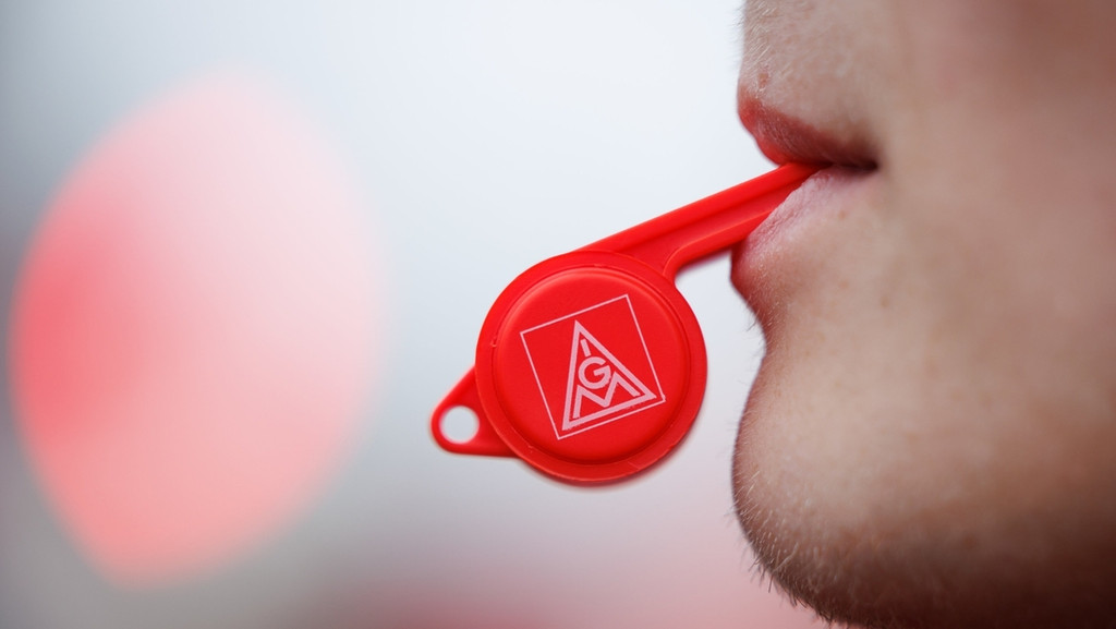 Trillerpfeife mit IG Metall-Logo | Bild: dpa-Bildfunk/Friso Gentsch Trillerpfeife mit IG Metall-Logo