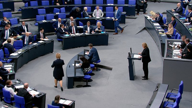 Bundesarbeitsministerin Bärbel Bas (SPD) am Rednerpult im Bundestag | Bild: Bayerischer Rundfunk 2025 Bundesarbeitsministerin Bärbel Bas (SPD) am Rednerpult im Bundestag