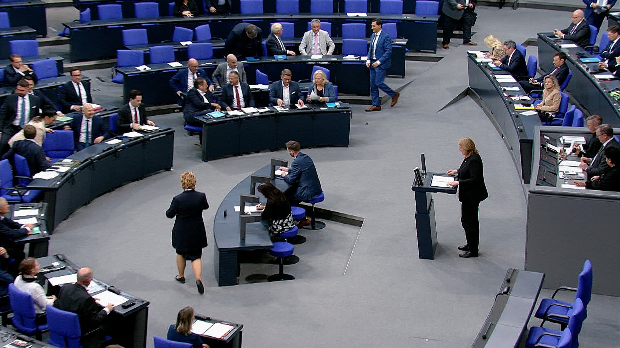 Bundesarbeitsministerin Bärbel Bas (SPD) am Rednerpult im Bundestag