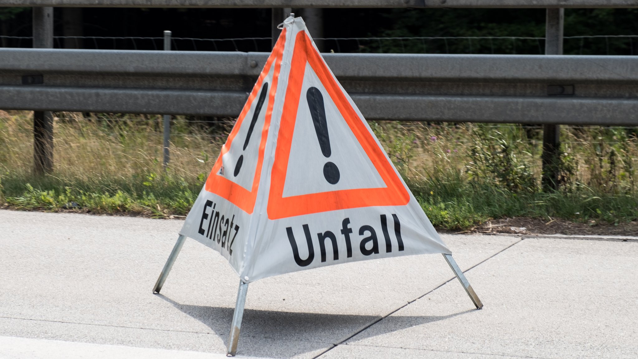 Symbolbild: Warndreieck Unfall auf dem Standstreifen einer Autobahn