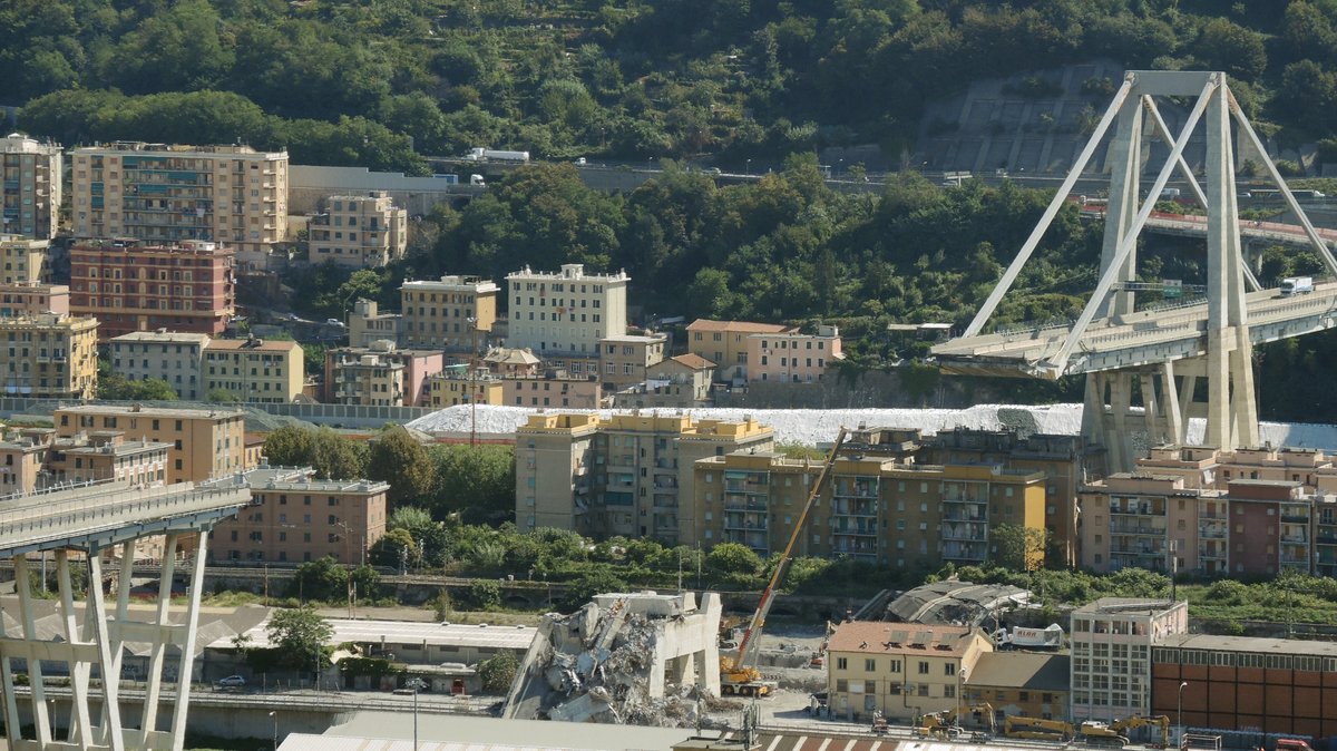 11.09.2018, Italien, Genua: Blick auf Überreste der Morandi-Brücke, die am 14. August auf etwa 180 Metern einstürzte. 43 Menschen kamen ums Leben. 
