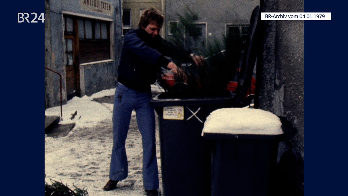 Christbaum wird in der Mülltonne entsorgt