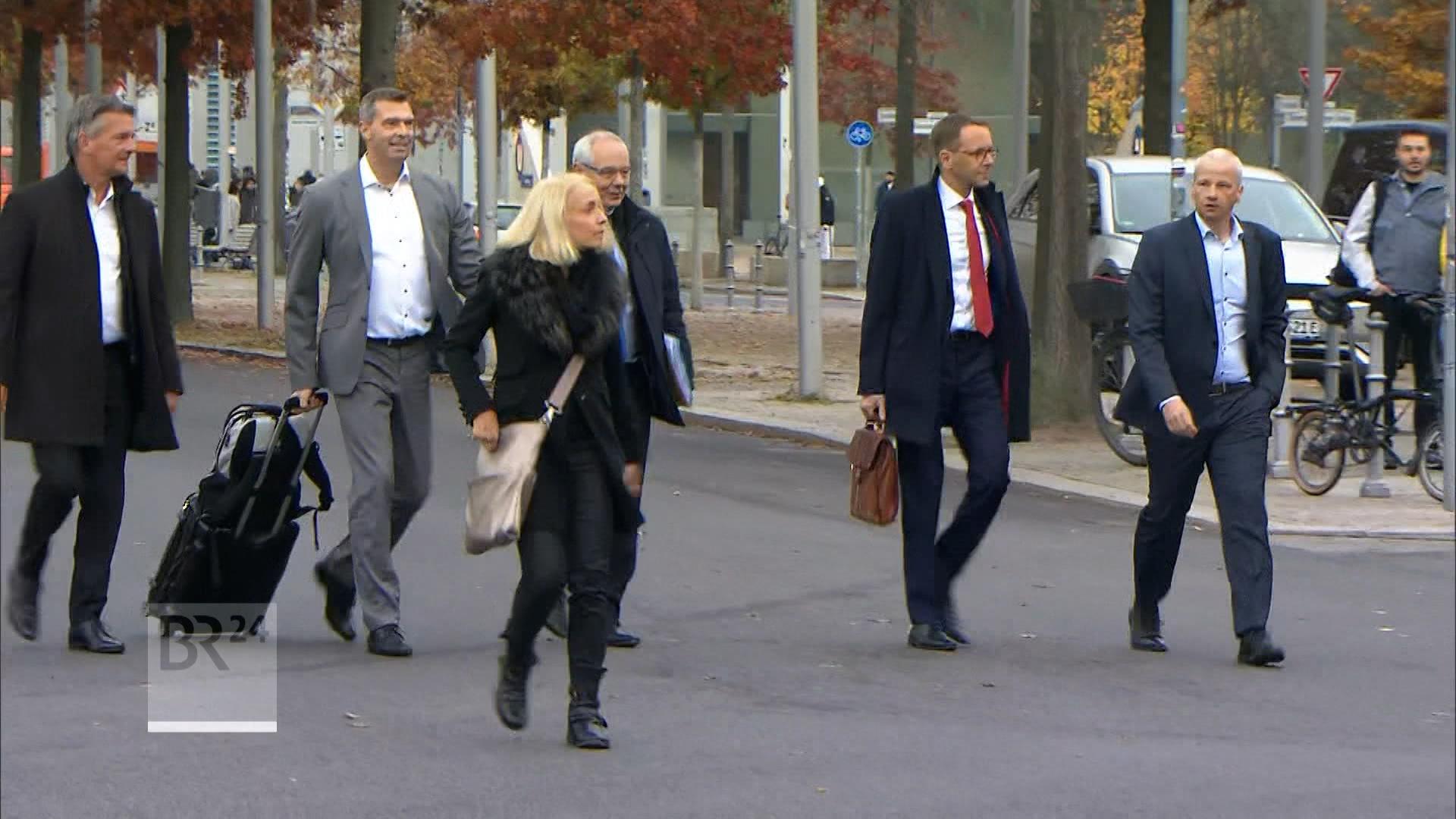 Deutschlands Wirtschaft stagniert, und Kanzler Scholz und Finanzminister Lindner haben heute zu getrennten Krisengipfeln eingeladen.