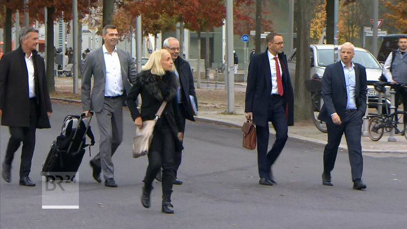 Deutschlands Wirtschaft stagniert, und Kanzler Scholz und Finanzminister Lindner haben heute zu getrennten Krisengipfeln eingeladen. | Bild: Bayerischer Rundfunk 2024 Deutschlands Wirtschaft stagniert, und Kanzler Scholz und Finanzminister Lindner haben heute zu getrennten Krisengipfeln eingeladen.