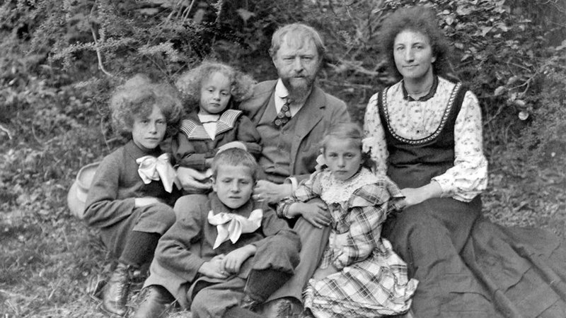Schwarz-Weiß-Bild einer sechsköpfigen Familie um die Jahrhundertwende. 