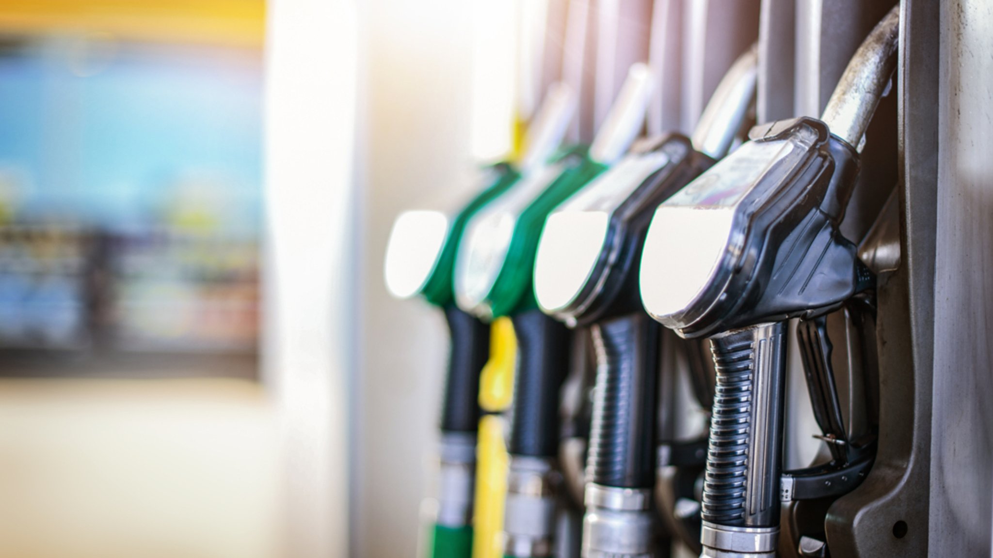 Zapfhähne an einer Tankstelle (Symbolbild). | Bild: stock.adobe.com/Milan Zapfhähne an einer Tankstelle (Symbolbild).