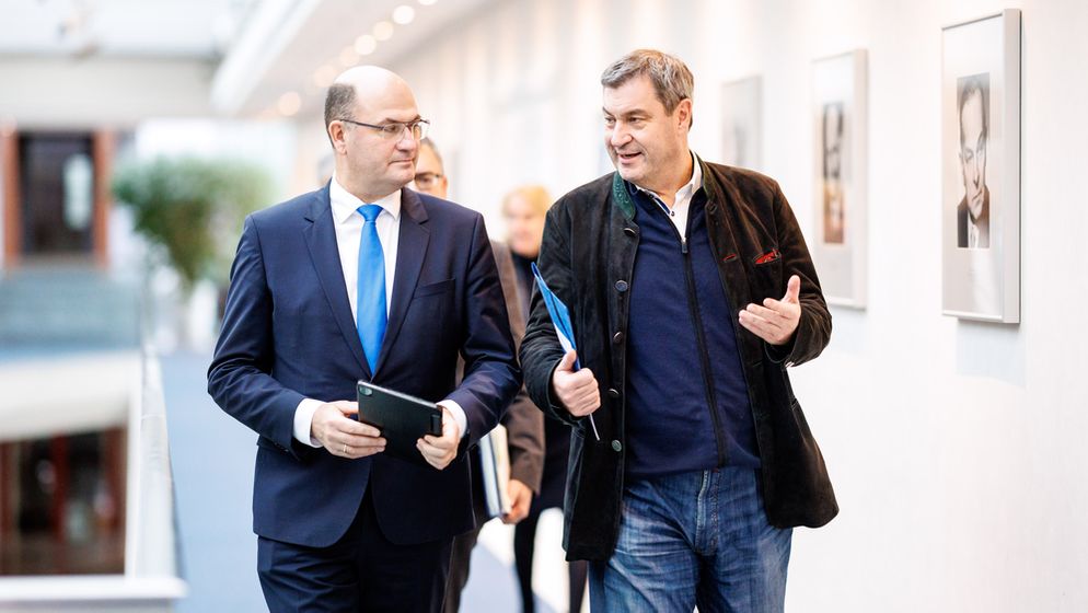Markus Söder und Albert Füracker vor der Sitzung des bayerischen Kabinetts am Dienstag. | Bild:Picture Alliance/dpa/Matthias Balk
