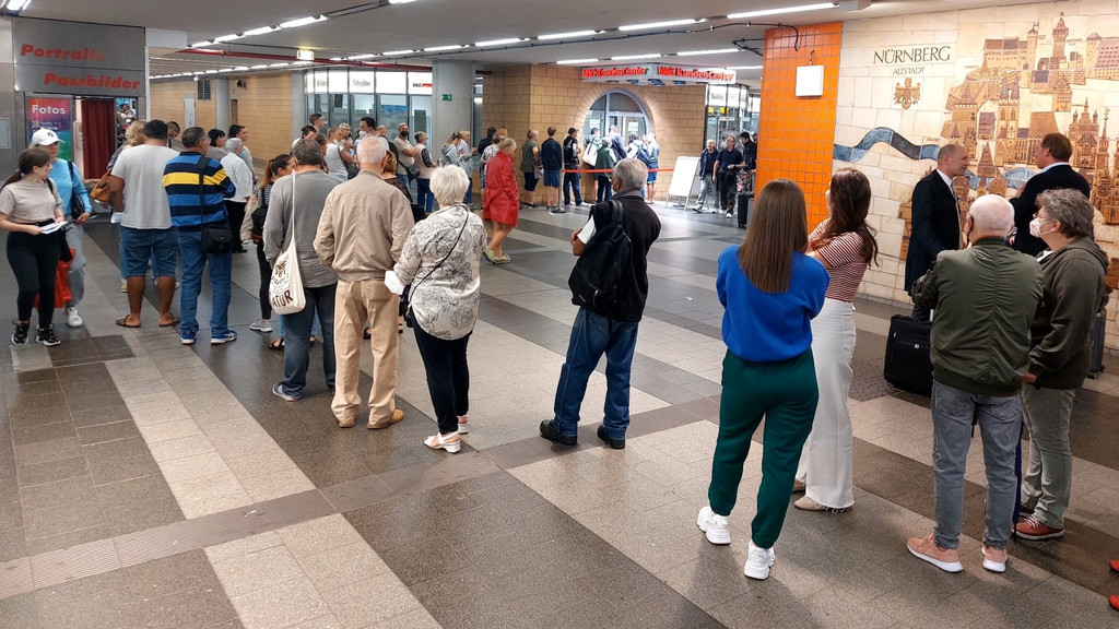 Lange Warteschlage vor dem Kundencenter der VAG im Nürnberger Hauptbahnhof