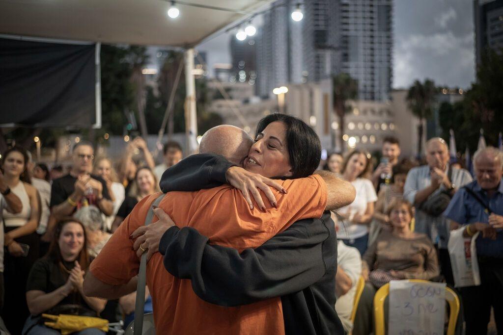 Jubelnde Menschen in Israel. 