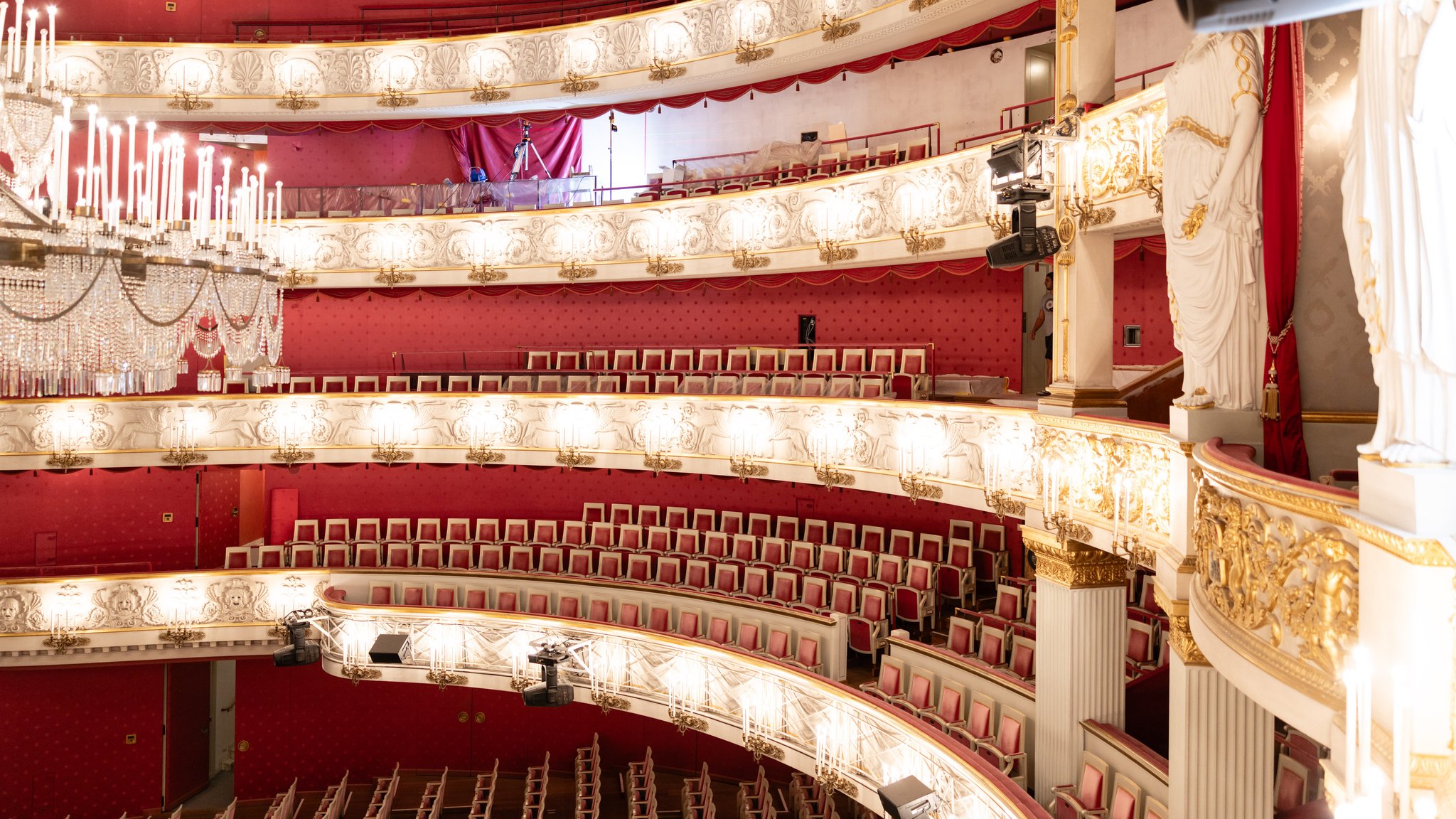 Der Stoff im 1. und 2. Rang im Großen Saal in der Staatsoper wird ausgetauscht. | Bild: Geoffroy Schied Der Stoff im 1. und 2. Rang im Großen Saal in der Staatsoper wird ausgetauscht.