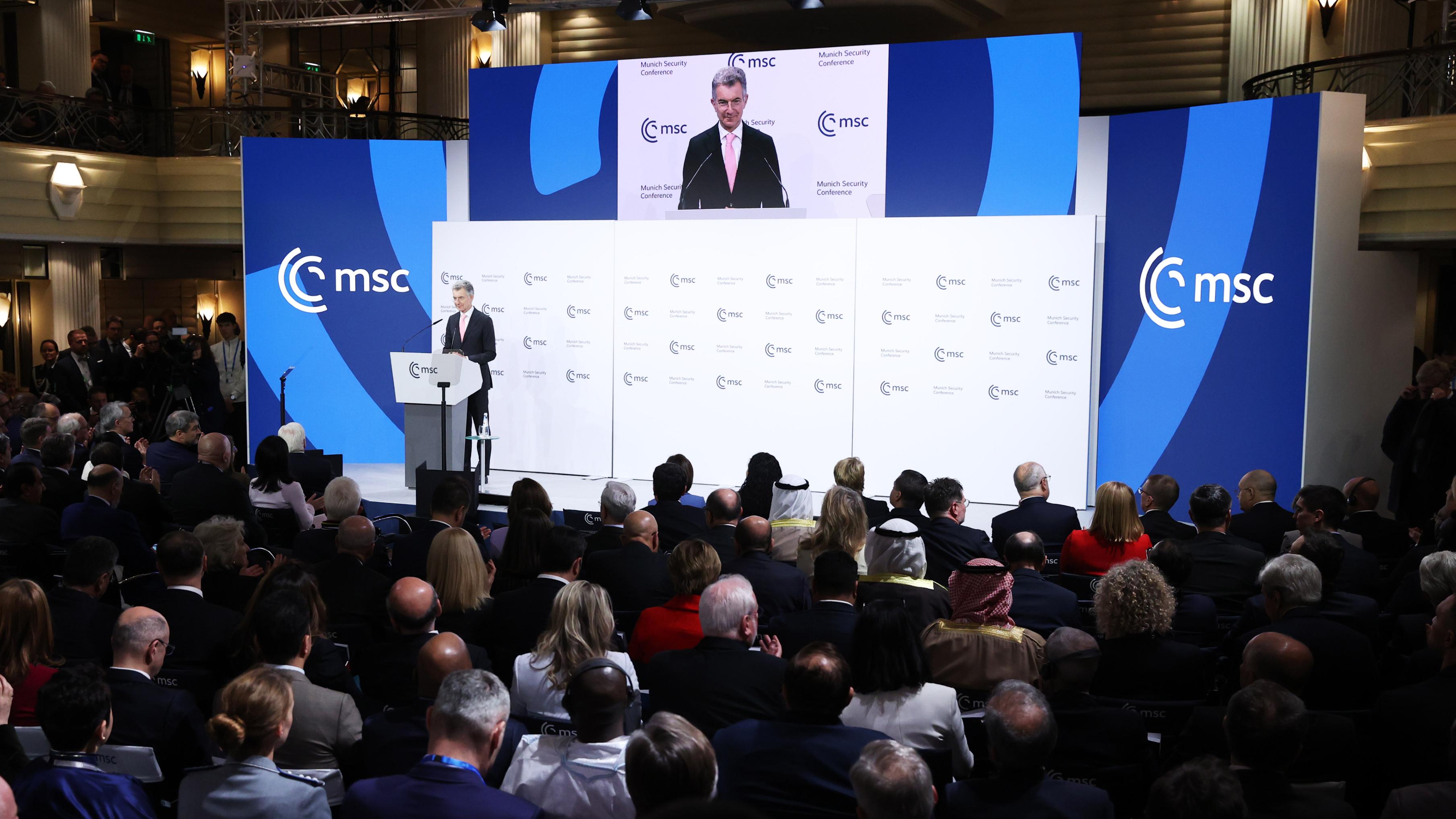 Christoph Heugen, Vorstand der Münchner Sicherheitskonferenz, spricht auf der Hauptbühne des 61. MSC