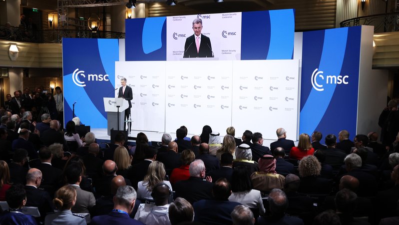 Christoph Heugen, Vorstand der Münchner Sicherheitskonferenz, spricht auf der Hauptbühne des 61. MSC | Bild: picture alliance / Xinhua News Agency | Gao Jing Christoph Heugen, Vorstand der Münchner Sicherheitskonferenz, spricht auf der Hauptbühne des 61. MSC