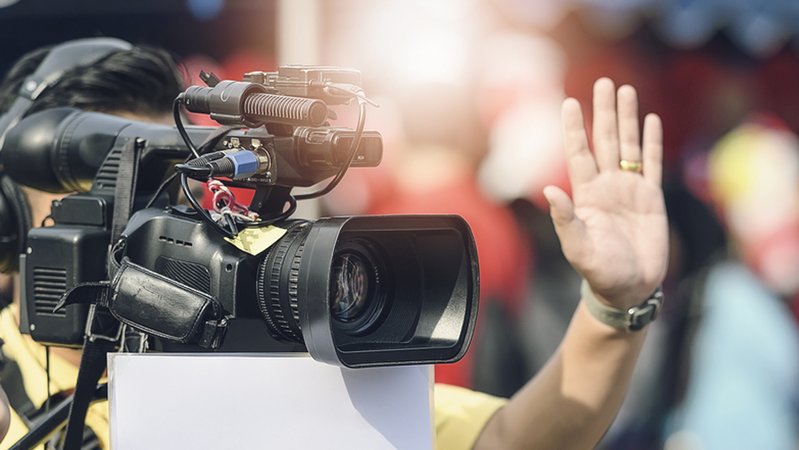 Ein Kameramann beim Drehen. | Bild: stock.adobe.com/NATHAPHAT Ein Kameramann beim Drehen.