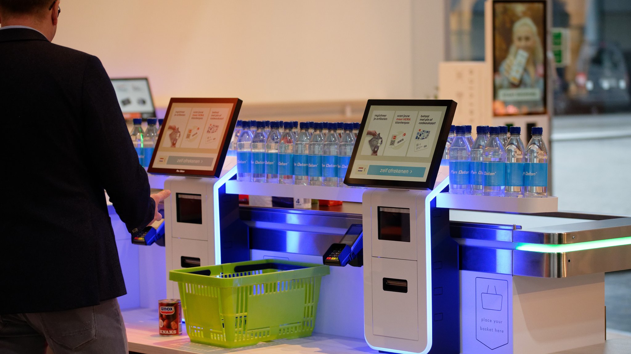Self-Scan-Kassen in einem digitalem Supermarkt | Bild: picture alliance/dpa/Henning Kaiser Self-Scan-Kassen in einem digitalem Supermarkt