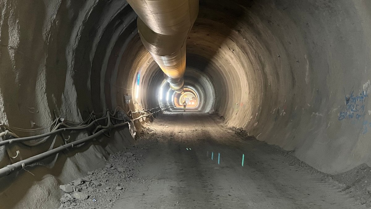Tunnelröhre mit Luftschlauch: "Rohbaustollen Angath"