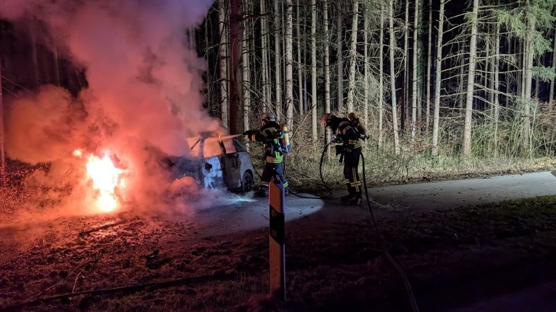 Feuerwehr löscht Fahrzeugbrand nach Unfall in Laufen | Bild: Feuerwehr Stadt Laufen Feuerwehr löscht Fahrzeugbrand nach Unfall in Laufen