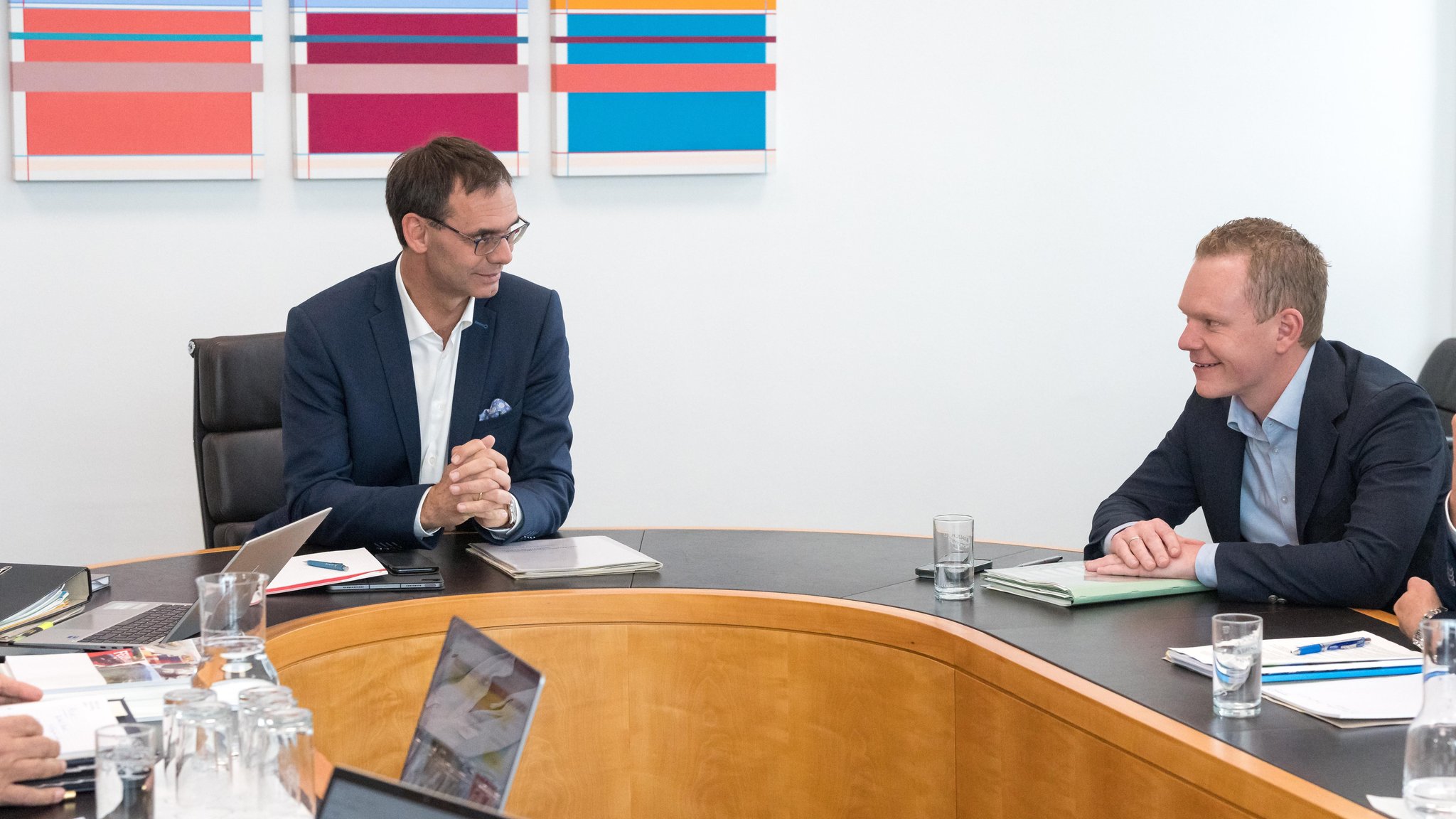 Landeshauptmann Markus Wallner (ÖVP) und Christof Bitschi (FPÖ/r.) im Rahmen von Regierungsverhandlungen zwischen ÖVP und FPÖ am Montag, 21. Oktober 2024, in Bregenz.