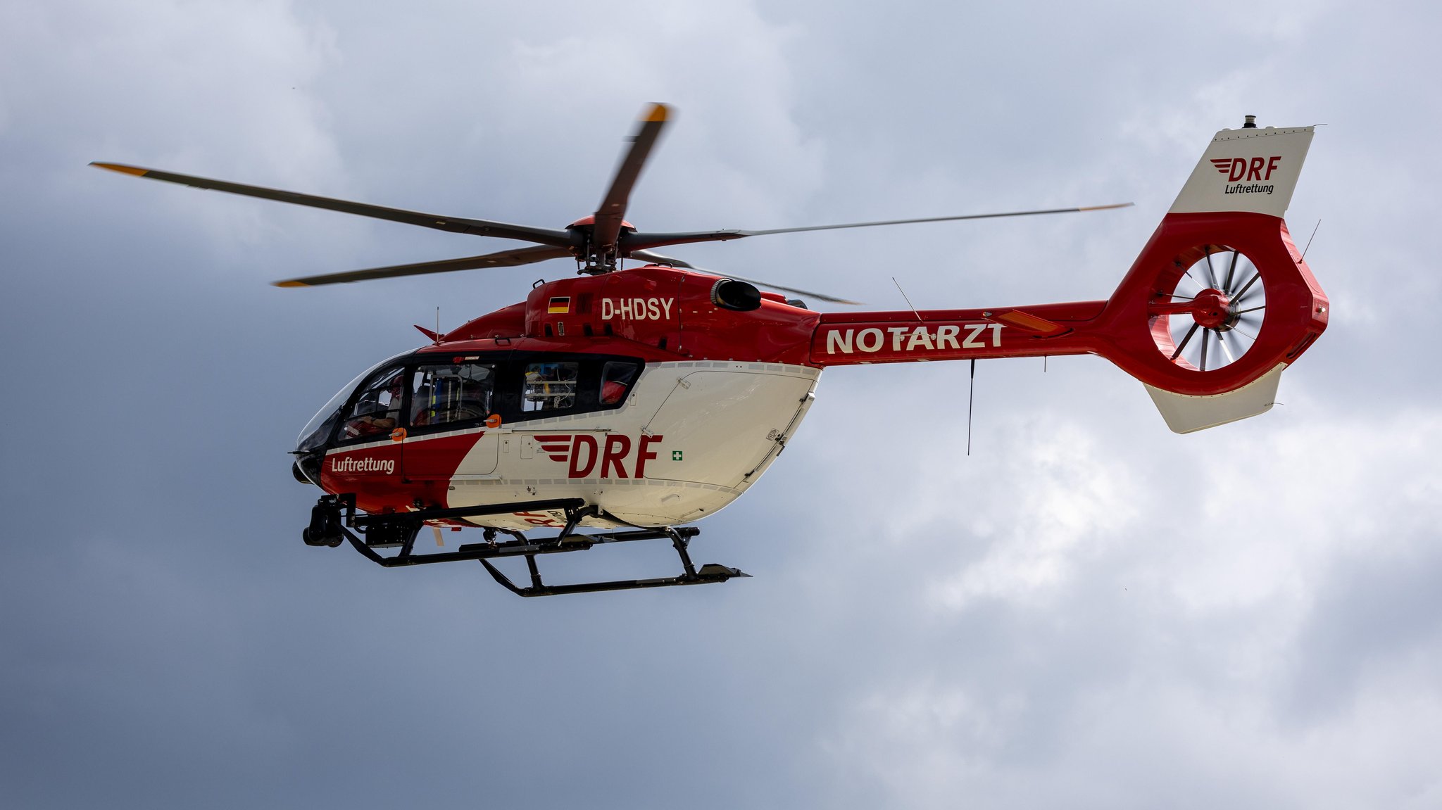 Notarzt- und Rettungshubschrauber DRF im Einsatz (Symbolbild) | Bild: picture alliance / CHROMORANGE | Udo Herrmann Notarzt- und Rettungshubschrauber DRF im Einsatz (Symbolbild)