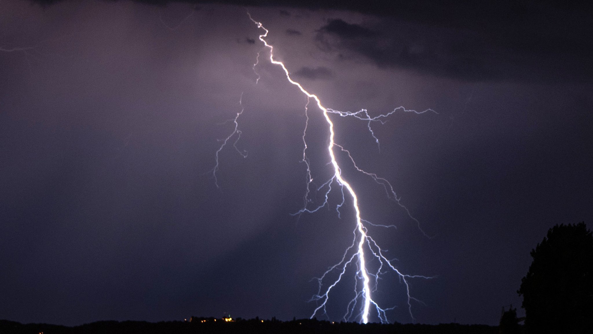 Gewitter und Starkregen haben in Schwaben in der Nacht auf Montag (22.7) wieder für mehrere Feuerwehreinsätze gesorgt (Symbolbild).