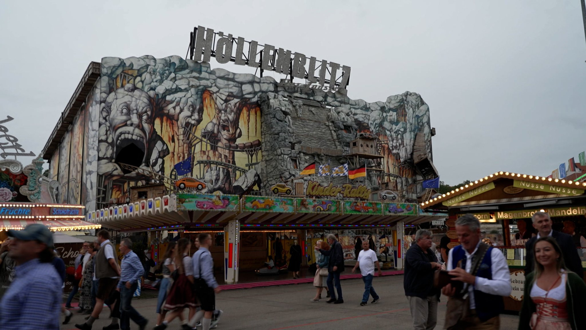 Eigentlich ein Traumstart für die Wiesn am Eröffnungswochenende, was Wetter und Besucherzahlen angeht. Leider wurde die gute Stimmung allerdings durch einen Unfall bei einer Achterbahn überschattet, bei dem es mehrere Verletzte gab.