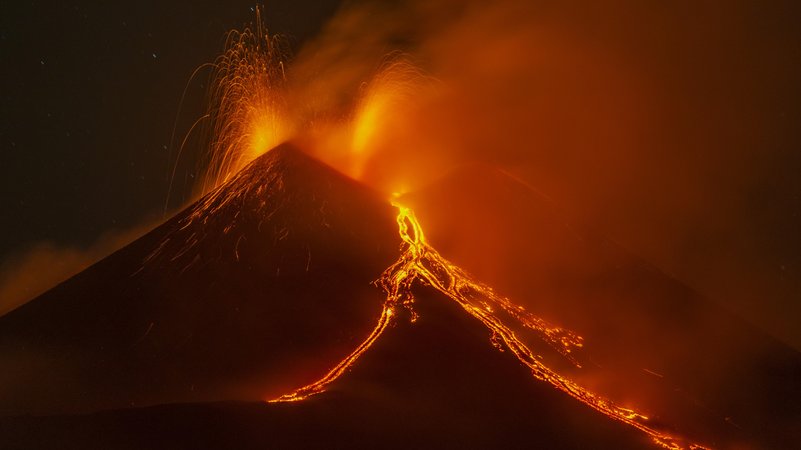 Der Ätna spuckt erneut Lava und Asche (Archivbild vom 19.4.25) | Bild: picture alliance / Anadolu | Salvatore Allegra Der Ätna spuckt erneut Lava und Asche (Archivbild vom 19.4.25)