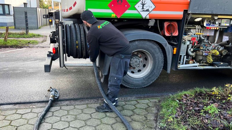 Mann mit Öllaster. | Bild: picture alliance / ABBfoto Mann mit Öllaster.