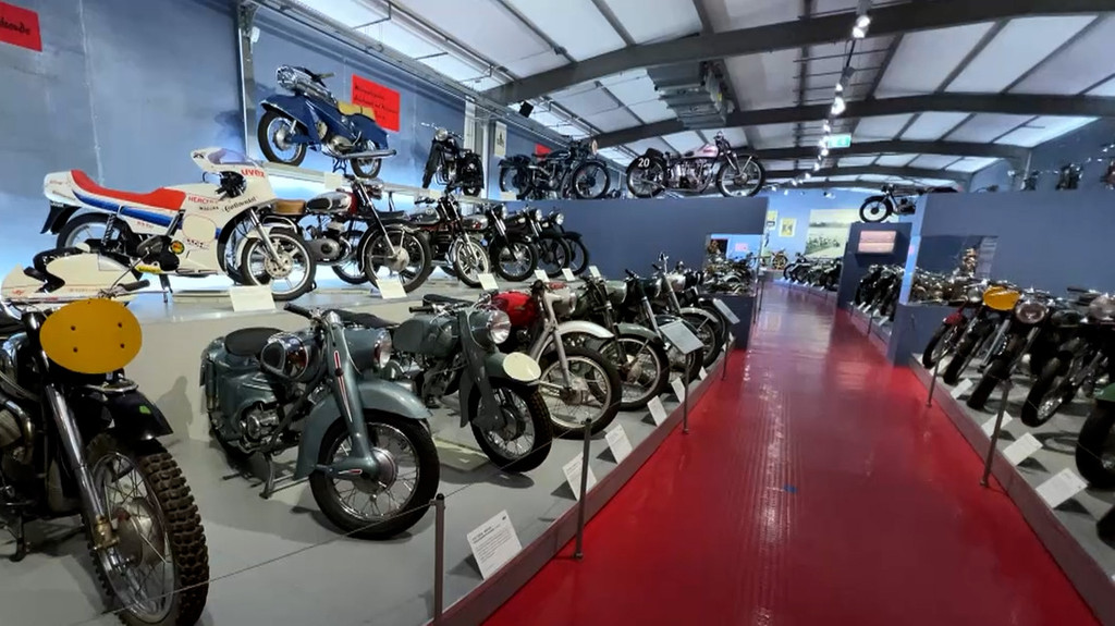 Alte Motorräder im Museum.