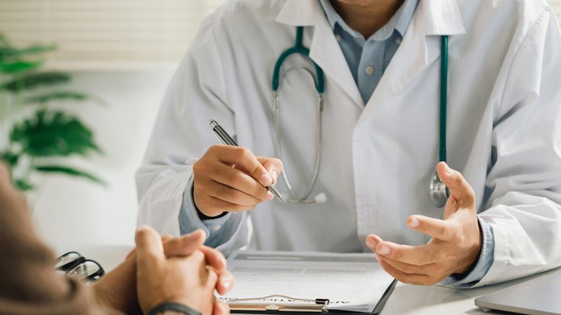 Ein Arzt unterhält sich mit einer Patientin. | Bild: stock.adobe.com/Pcess609 Ein Arzt unterhält sich mit einer Patientin.