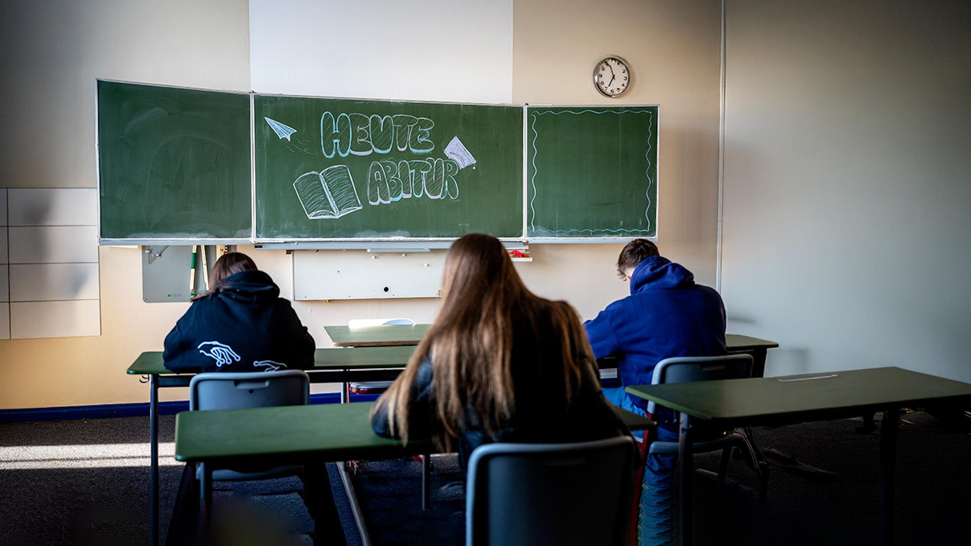 Bayerischer Rundfunk 2025Wegen der Umstellung von G8 wieder auf G9, zählen wir heuer weitaus weniger Abiturienten in Bayern. Das heißt auch: Nicht jede Schule kann eine Abi-Prüfung anbieten.
