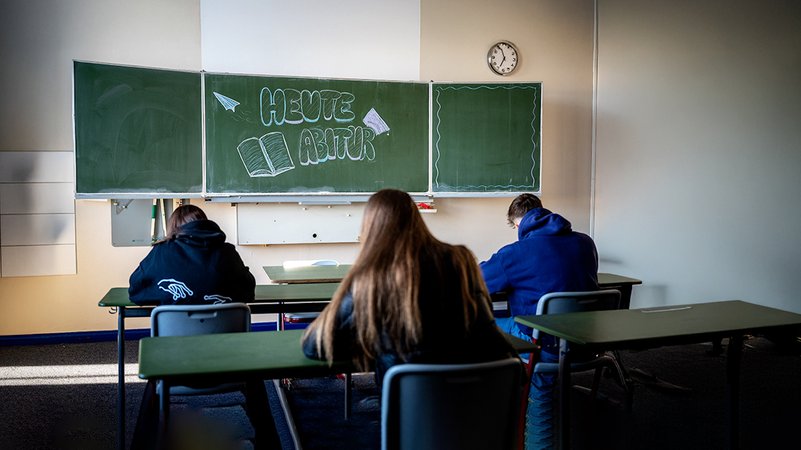 Bayerischer Rundfunk 2025Wegen der Umstellung von G8 wieder auf G9, zählen wir heuer weitaus weniger Abiturienten in Bayern. Das heißt auch: Nicht jede Schule kann eine Abi-Prüfung anbieten. | Bild: Bayerischer Rundfunk 2025 Bayerischer Rundfunk 2025Wegen der Umstellung von G8 wieder auf G9, zählen wir heuer weitaus weniger Abiturienten in Bayern. Das heißt auch: Nicht jede Schule kann eine Abi-Prüfung anbieten.