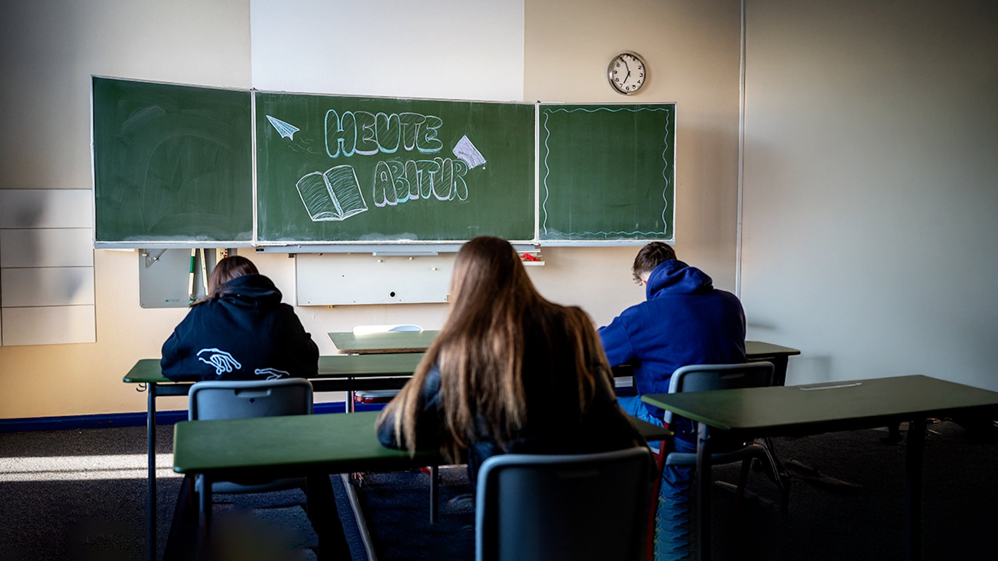 Bayerischer Rundfunk 2025Wegen der Umstellung von G8 wieder auf G9, zählen wir heuer weitaus weniger Abiturienten in Bayern. Das heißt auch: Nicht jede Schule kann eine Abi-Prüfung anbieten.